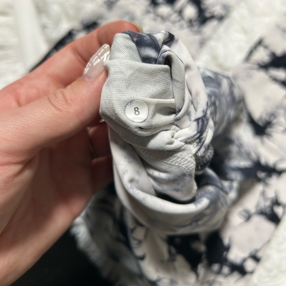 Women’s size 8 lululemon shibori leggings - Picture 4 of 5